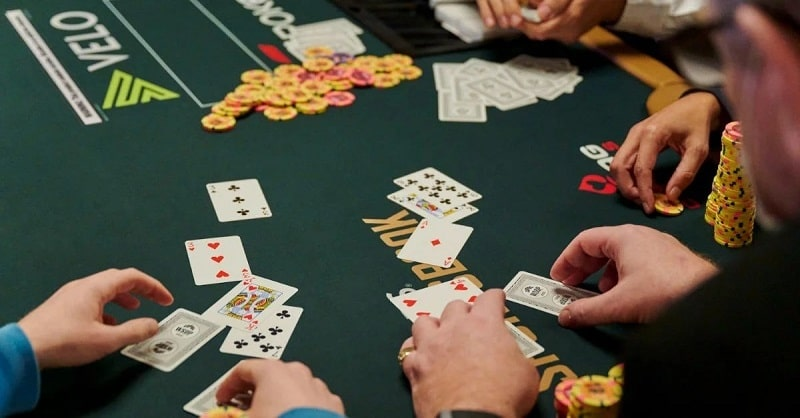 Cách xử lý các lá bài rác trong Poker: Từ chiến thắng gấp đến trò lừa bịp đỉnh cao