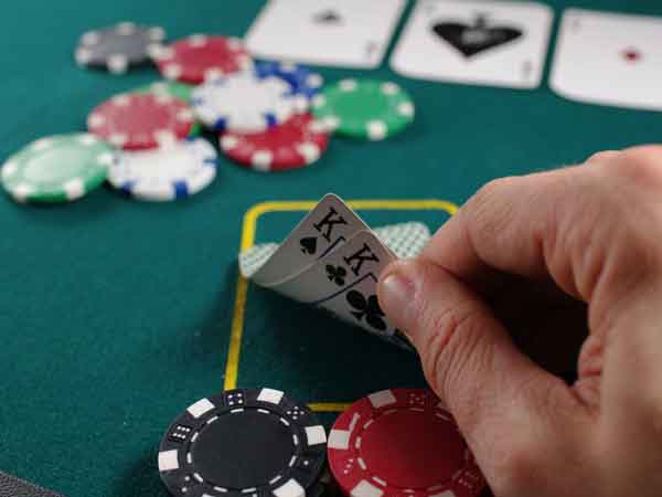 Tìm hiểu cách chia bài poker được đánh giá cao cho người chơi mới